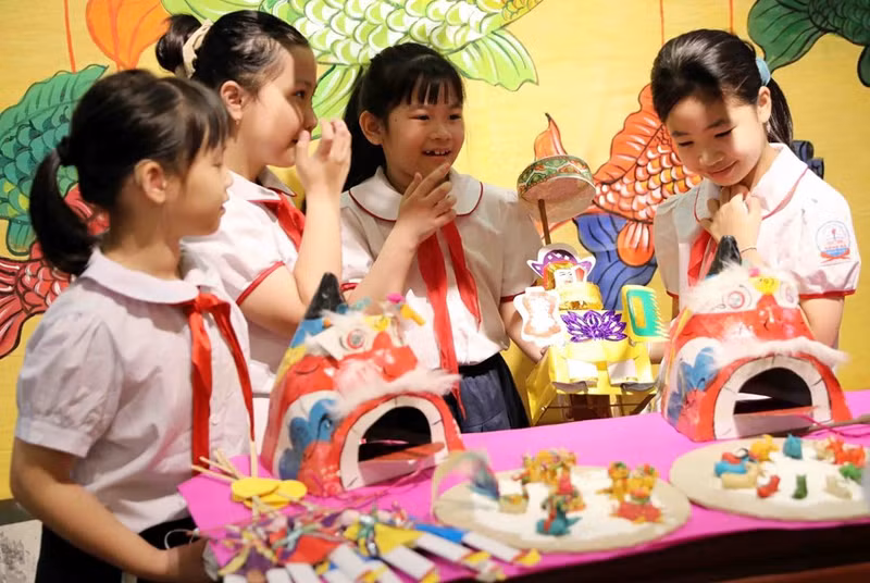 学生们对传统中秋玩具颇感兴趣。