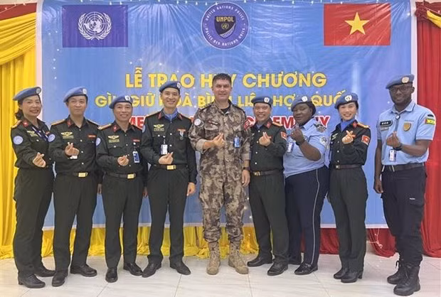 联南苏团警察副司令穆拉特·伊西克与参与联南苏团维和行动的越南军官合影。