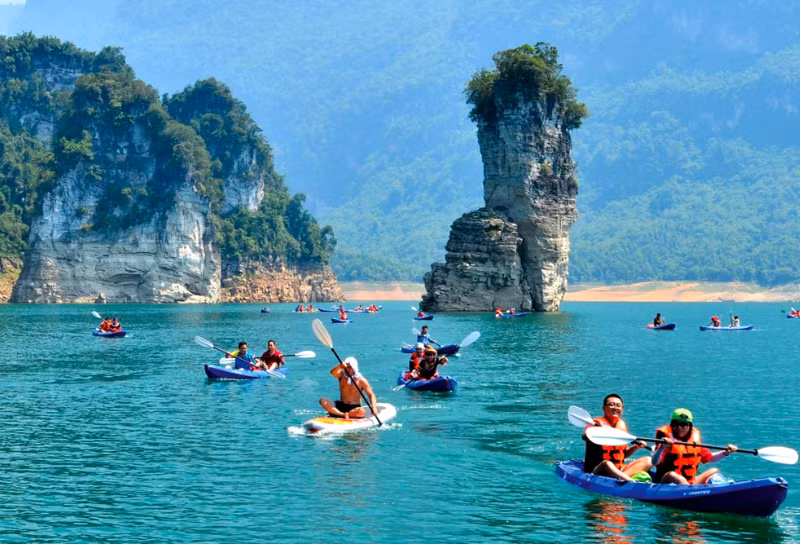 游客在纳坑自然保护区游玩。