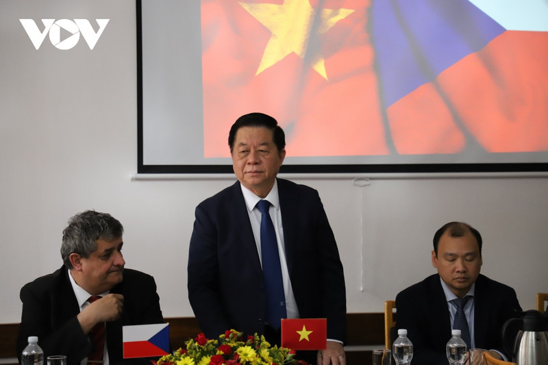 越共中央书记处书记、中央宣教部部长阮重义在会见捷克和摩拉维亚共产党第一副主席时发表讲话。（图片来源：越南之声）