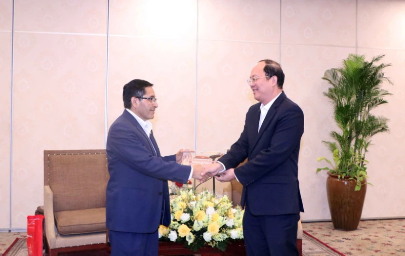 胡志明市委副书记阮胡海会见秘鲁共产党（团结）国际关系书记希尔德布兰多·卡瓦纳·塞戈维亚。