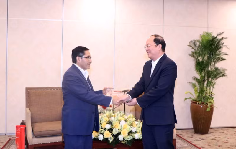 胡志明市委副书记阮胡海会见秘鲁共产党（团结）国际关系书记希尔德布兰多·卡瓦纳·塞戈维亚。