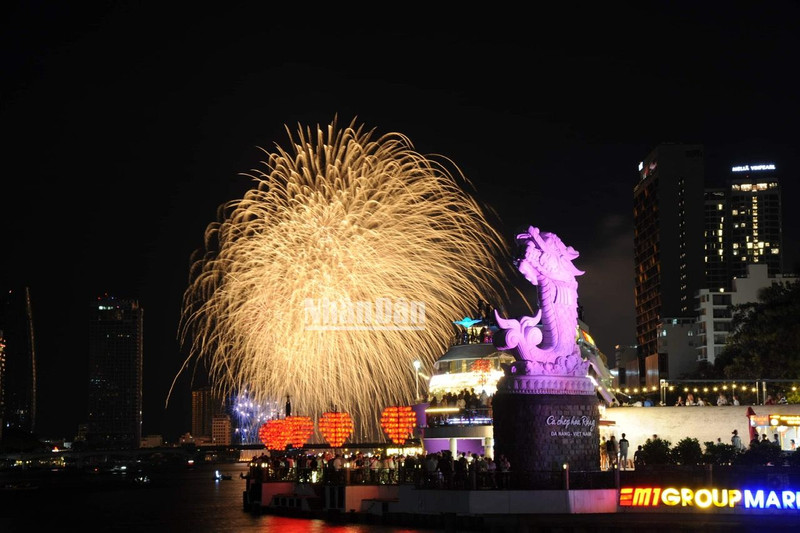 岘港市烟花之美。