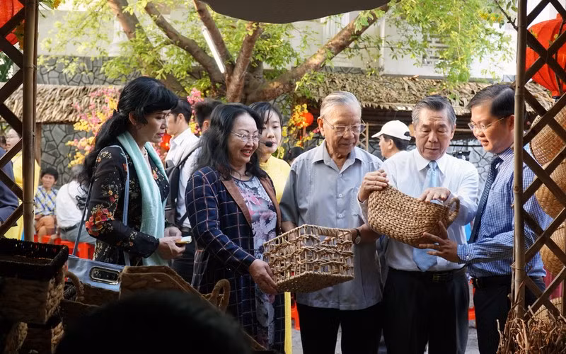 游客在芹苴市体验““果园春色”活动。
