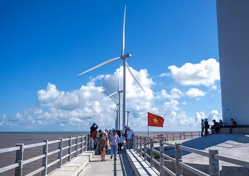 薄辽省和平县永后A乡的和平1号风电旅游区已开门接待游客前来观光游览。