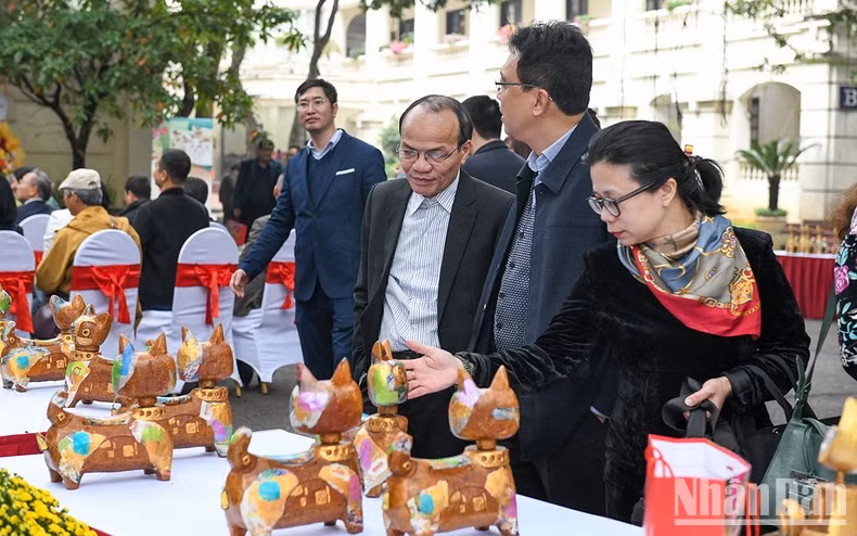 猫的作品吸引了观众的眼球。 猫的作品吸引了观众的眼球。