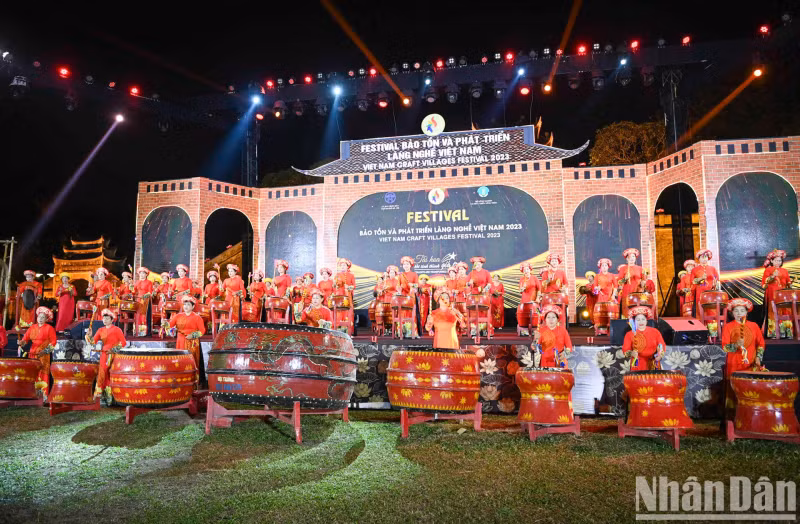 2023年越南手工艺村保护与发展节开幕式上的打鼓艺术节目。 2023年越南手工艺村保护与发展节开幕式上的打鼓艺术节目。