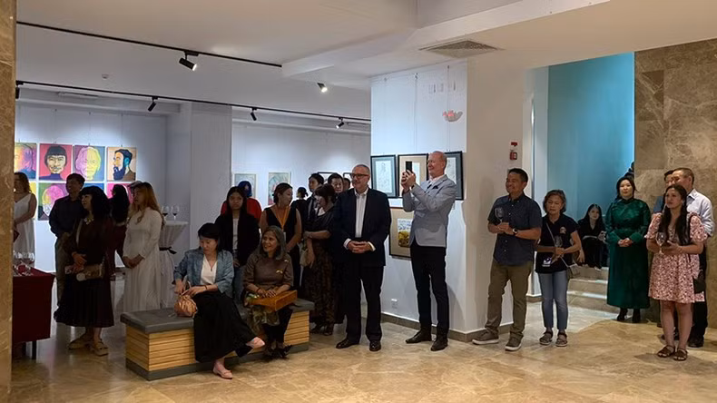 美术展吸引很多国际朋友前来参观。