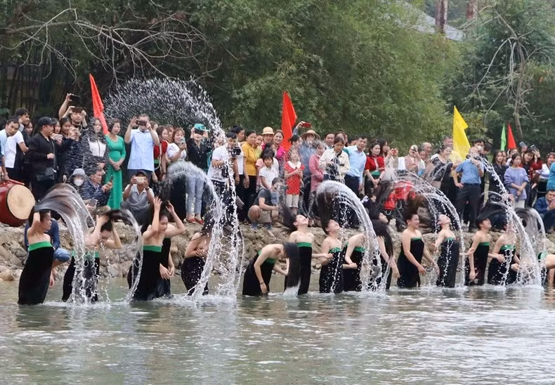 白傣族同胞的洗头节吸引许多人民和游客前来观看。