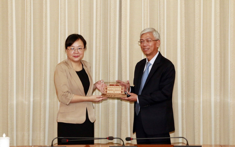 胡志明市人民委员会副主席武文欢与中国重庆市副市长张国智。（图片来源：越通社）