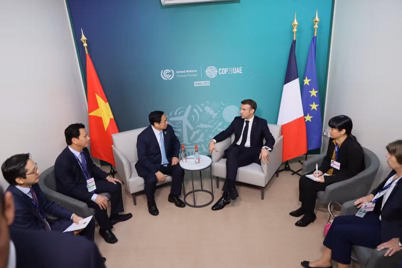 越南政府范明正会见法国总统马克龙。