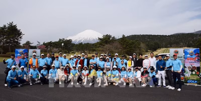 高尔夫球手合影留念。