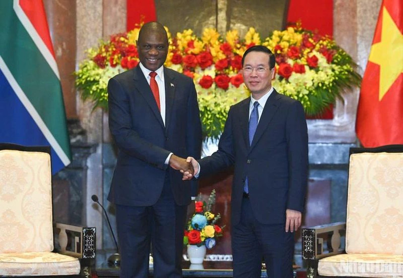 越南国家主席武文赏会见南非副总统保罗·马沙蒂莱。