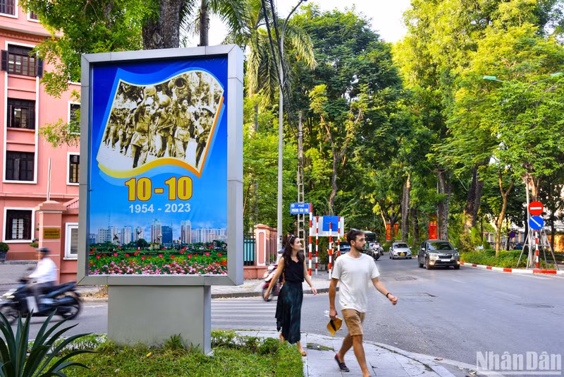 首都河内解放日的气氛弥漫在河内各条小巷大街的每个角落。