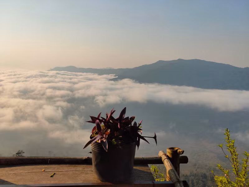 将近早上8点,云海正在逐渐消散。 将近早上8点,云海正在逐渐消散。