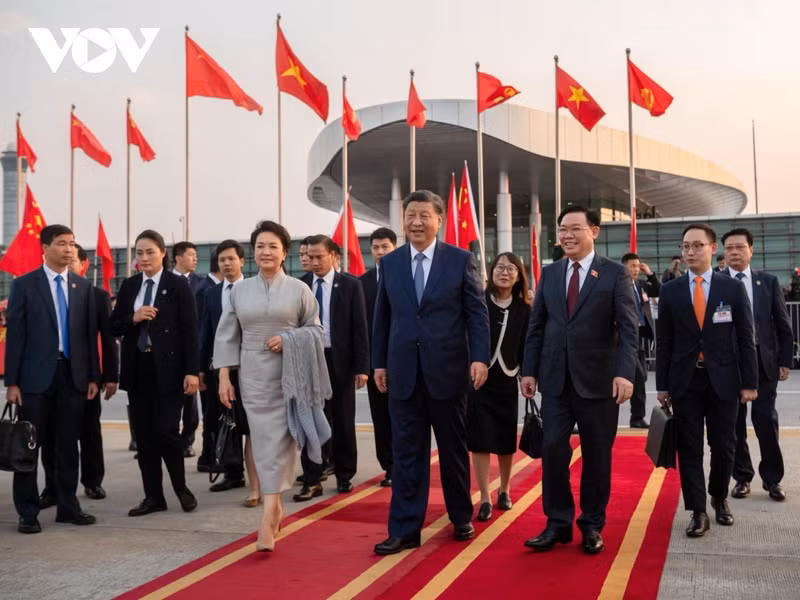 越共中央政治局委员、越南国会主席王廷惠以及越南代表送行。