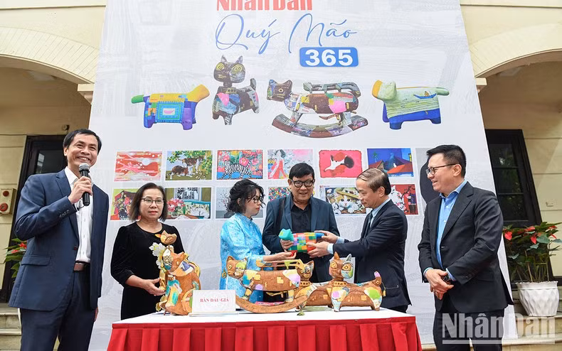 猫雕像拍卖活动以筹集资金来支持贫困儿童。 猫雕像拍卖活动以筹集资金来支持贫困儿童。