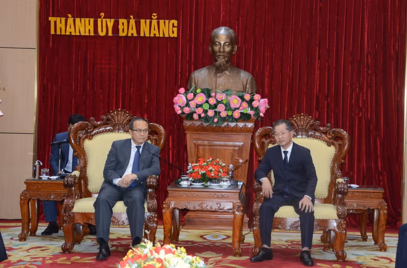 越南岘港市委书记阮文广与老挝驻岘港市总领事苏攀·哈道香。（图片来源：越通社）