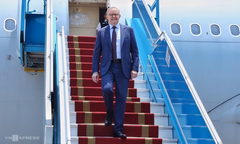 澳大利亚总理安东尼·艾博年抵达河内开始对越南进行正式访问。