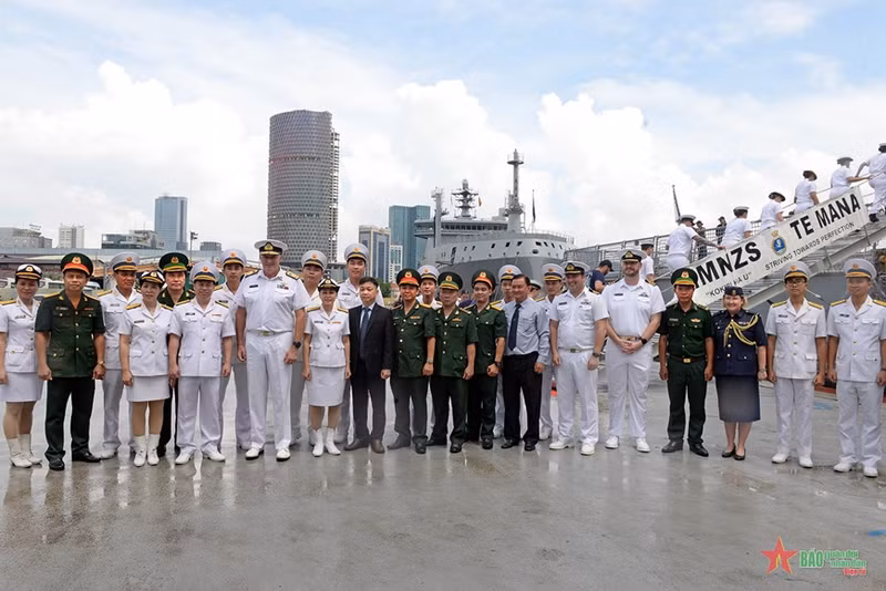 双方领导代表合影。（图片来源：人民军队报）