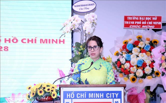 古巴驻胡志明市总领事阿里阿德涅·费奥·拉布拉达在会上发表讲话。（图片来源：越通社）