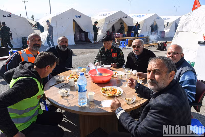 与国际朋友在土耳其用餐。