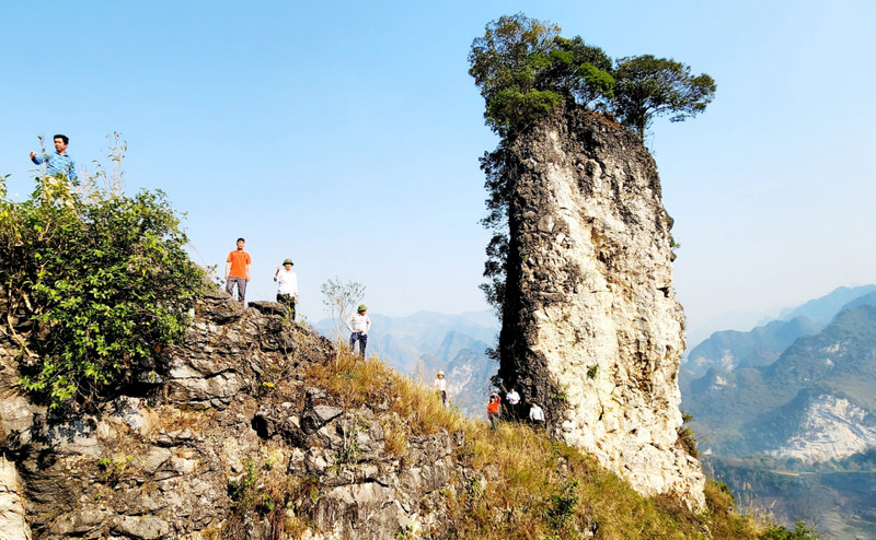 安明县在垄湖乡考察新旅游地点。
