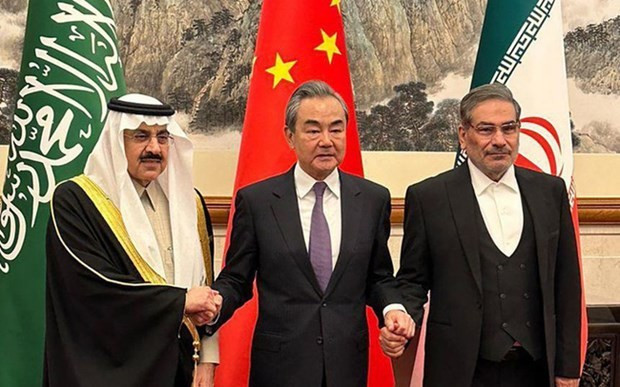 沙特阿拉伯国家安全顾问穆萨德·本·穆罕默德·艾班（左）、中共中央政治局委员、中央外事工作委员会办公室主任王毅（中）和伊朗最高安全官员阿里·沙姆哈尼（友）。（图片来源：路透社）