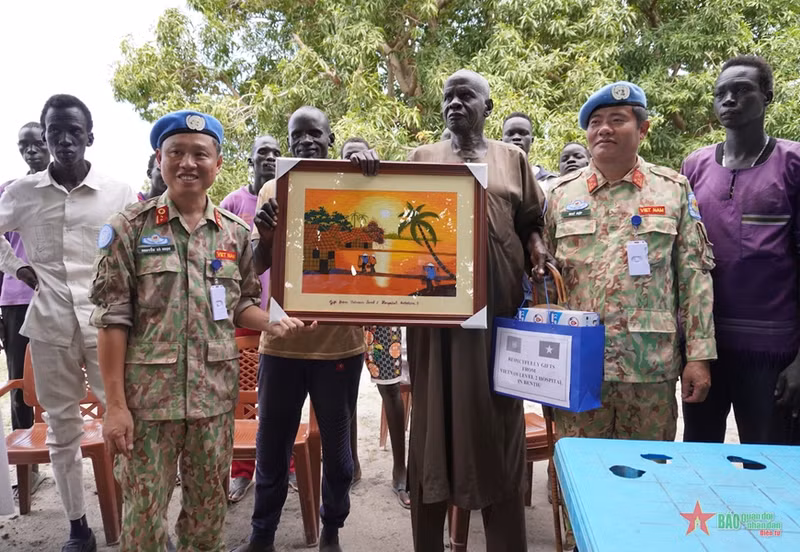 五号二级野战医院理事会看望鲁卜科纳部落酋长并向其赠送礼物。（图片来源：人民军队报）