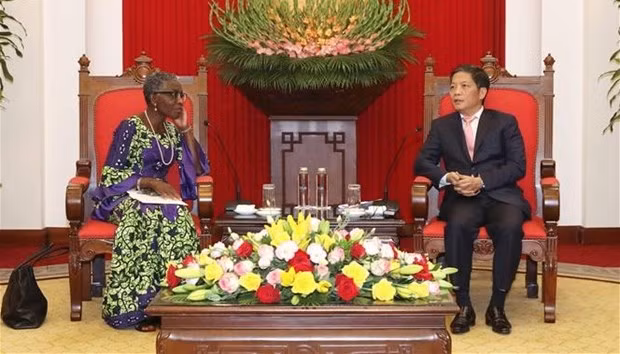 越共中央政治局委员、中央经济部部长陈俊英会见国际货币基金组织副总裁安托瓦内特•萨耶。