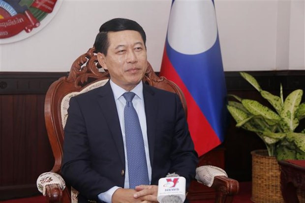 老挝副总理兼外长沙伦赛·贡玛西接受越通社驻老挝记者的采访。（图片来源：越通社）