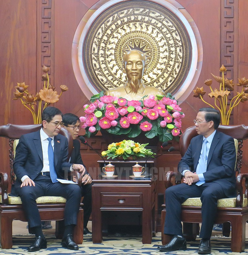 胡志明市人民委员会主席潘文买会见印度尼西亚工商会（KADIN）主席阿尔贾德·拉斯吉德。