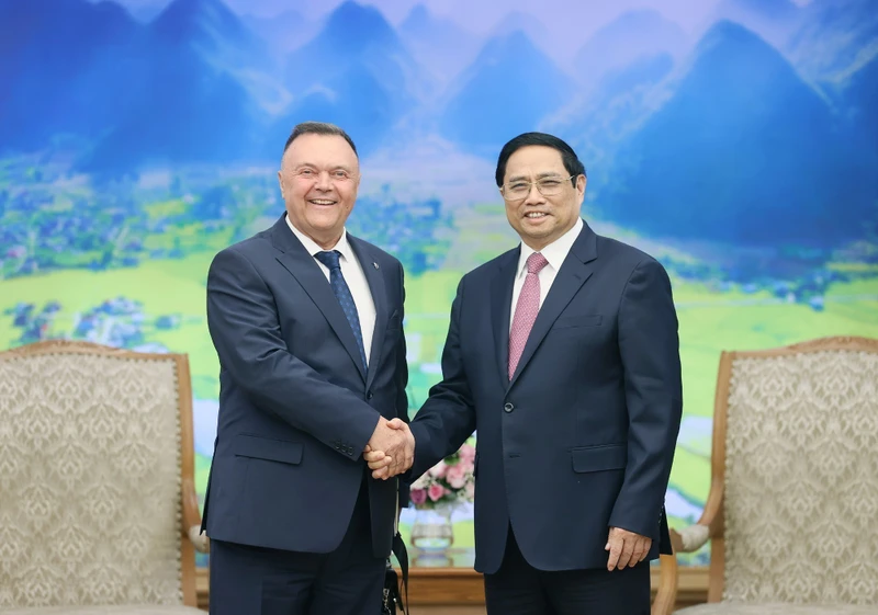 越南政府总理范明正会见国际货运代理协会联合会主席伊万·彼得罗夫。（图片来源：越通社）