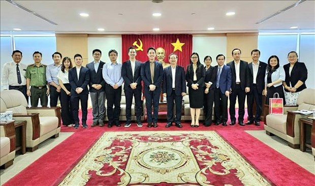 双方代表合影。（图片来源：越通社）