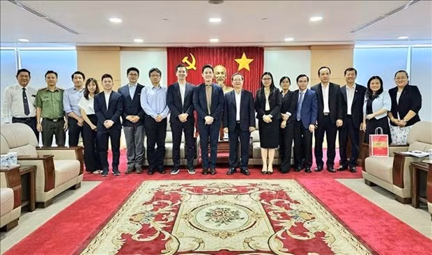 双方代表合影。（图片来源：越通社）
