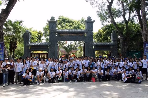 2023年夏令营的旅外越侨青年团在义安合影。