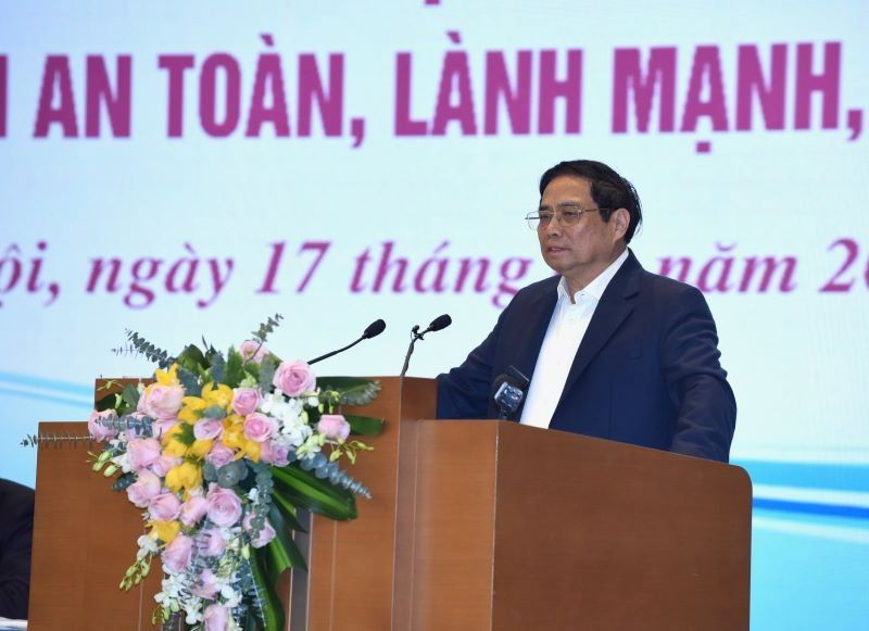 范明正总理在会上发表讲话。