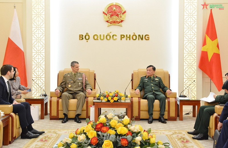 越南国防部副部长黄春战会见波兰驻越南武官雅罗斯瓦夫邦达尔斯基。