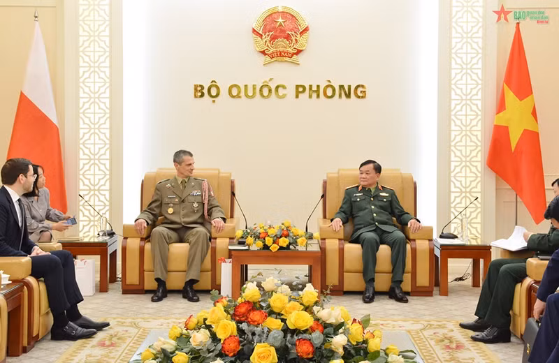 越南国防部副部长黄春战会见波兰驻越南武官雅罗斯瓦夫邦达尔斯基。