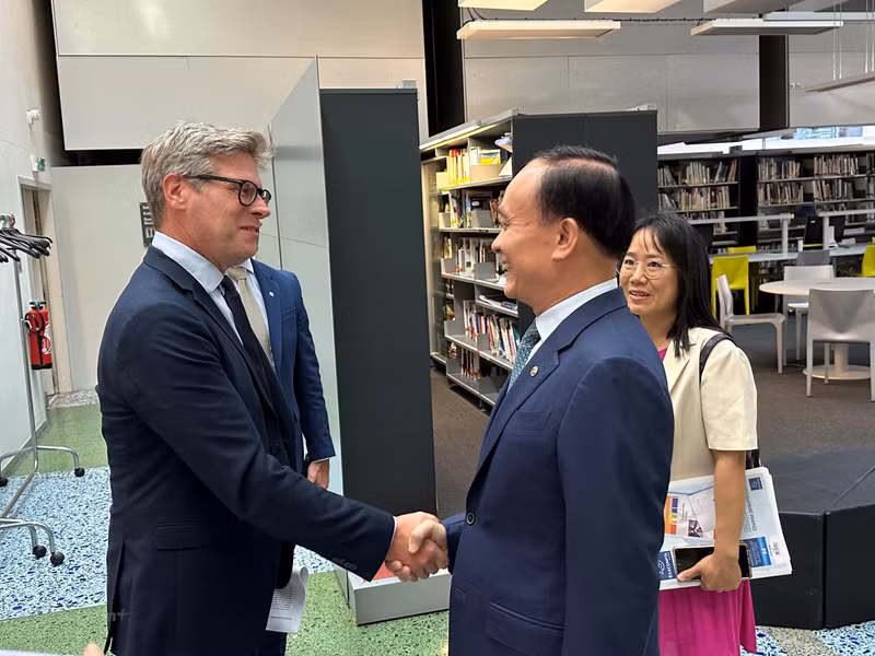 河内市人民议会主席阮玉俊会见法兰西岛大区规划院副院长。（图片来源：越通社）