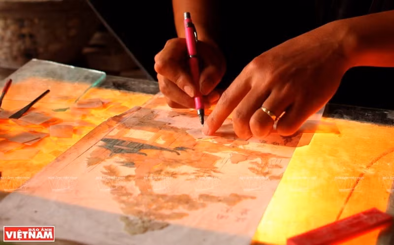 只有了解、探索和研究螺钿镶嵌手工艺业后才会发现螺钿工匠是真正的艺术家，他们要具备耐心和灵巧等素质。同时要会搭配不同颜色的贝壳，拼成五彩缤纷的作品。