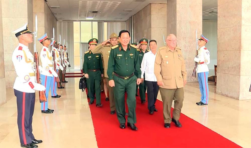 阿尔瓦罗·洛佩斯上将热烈欢迎武明良上将一行来访。（图片来源：人民军队报）