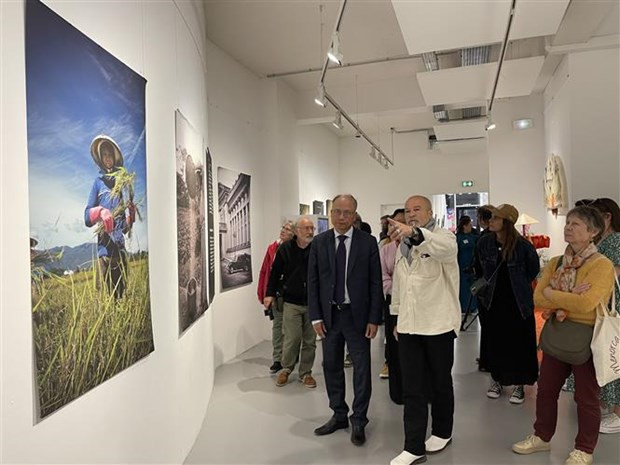 展览会共展出越南妇女之美的蒂埃里·贝恩的60张摄影作品。（图片来源：越通社）