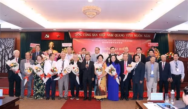 胡志明市越中友好协会新一届委员会亮相。（图片来源：越通社）