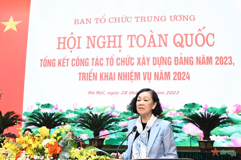 越共中央组织部部长张氏梅在会议上发表指导性讲话。