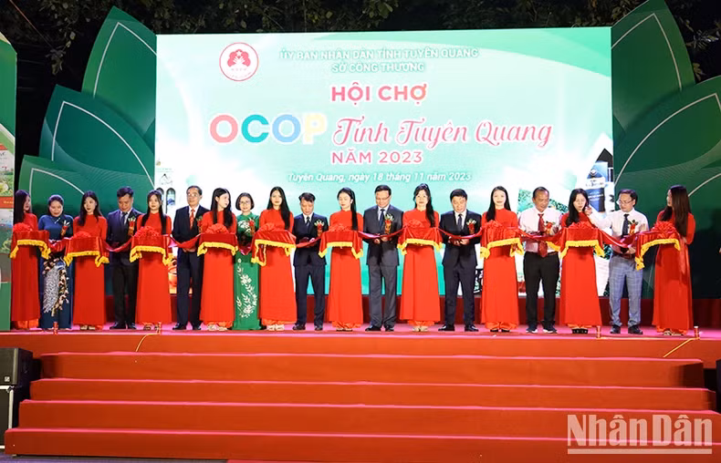 2023年宣光省OCOP展销会开幕剪彩仪式。