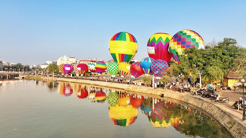 附图：会安市一角。