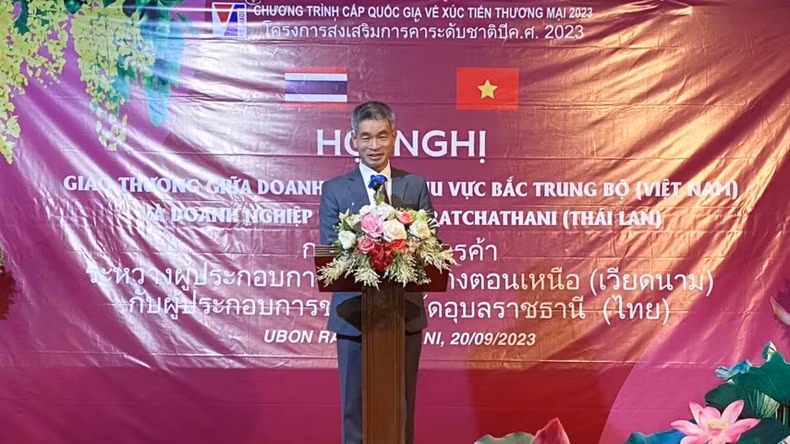 越南驻孔敬省总领事朱德勇在贸易交流会上发言。 越南驻孔敬省总领事朱德勇在贸易交流会上发言。