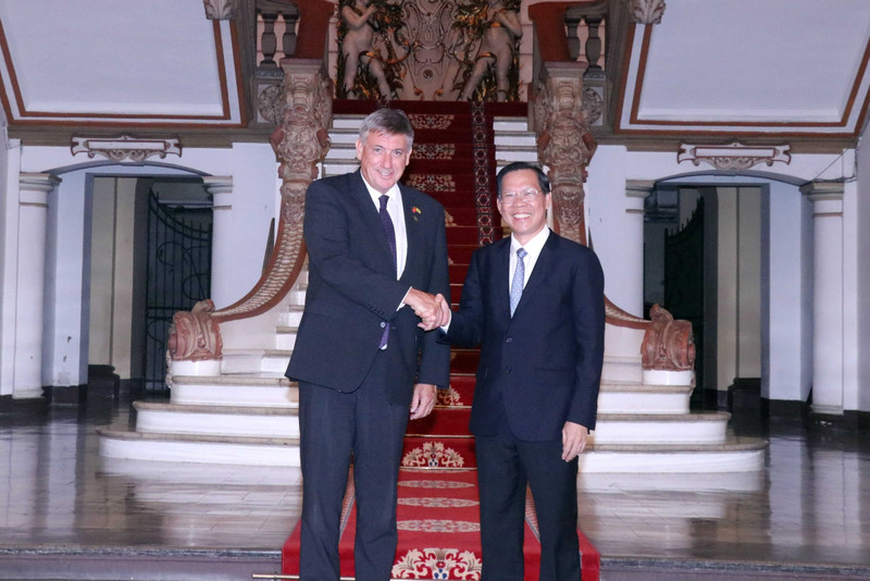 胡志明市人民委员会主席潘文买和比利时法兰德斯大区首席大臣让·让邦。（图片来源：越通社）
