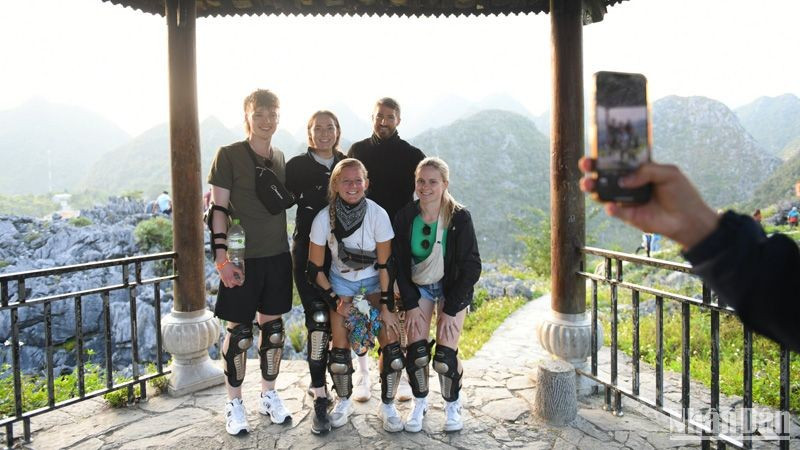 赴越南河江省旅游的外国游客。
